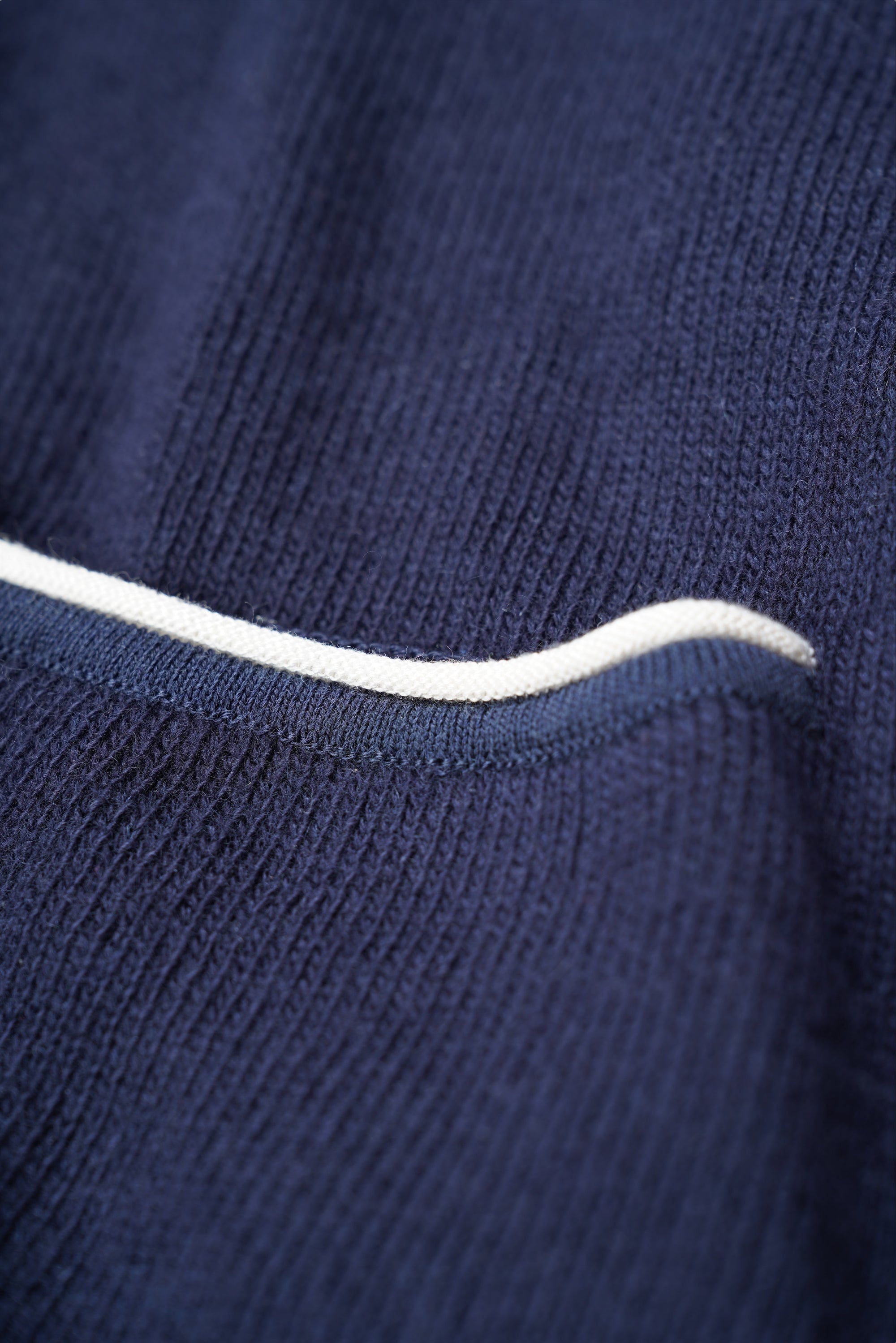 Loro Piana Pull ras du cou pour femme en baby cachemire et soie avec coutures contrastées