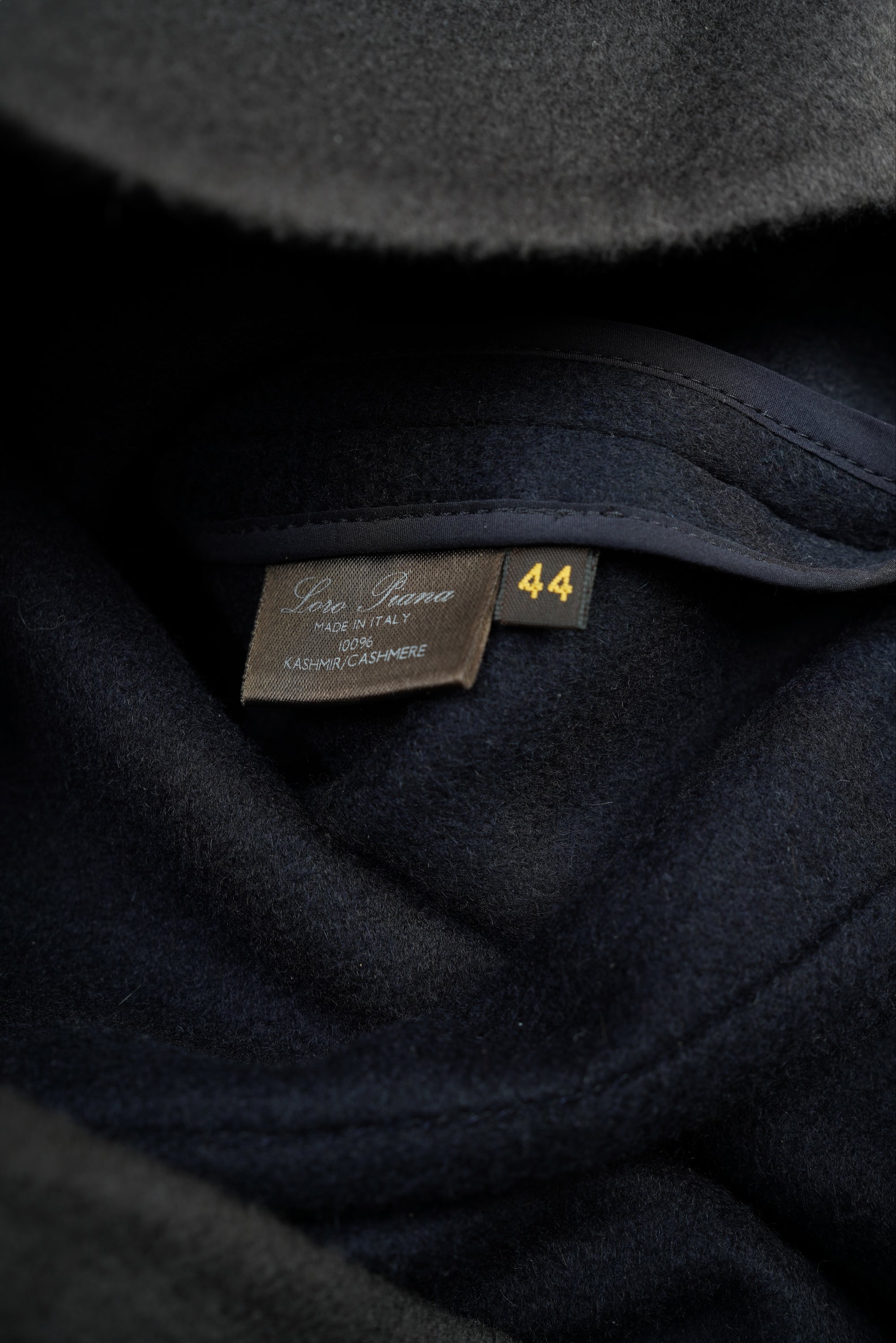 Loro Piana Pull ras du cou pour femme en baby cachemire et soie avec coutures contrastées