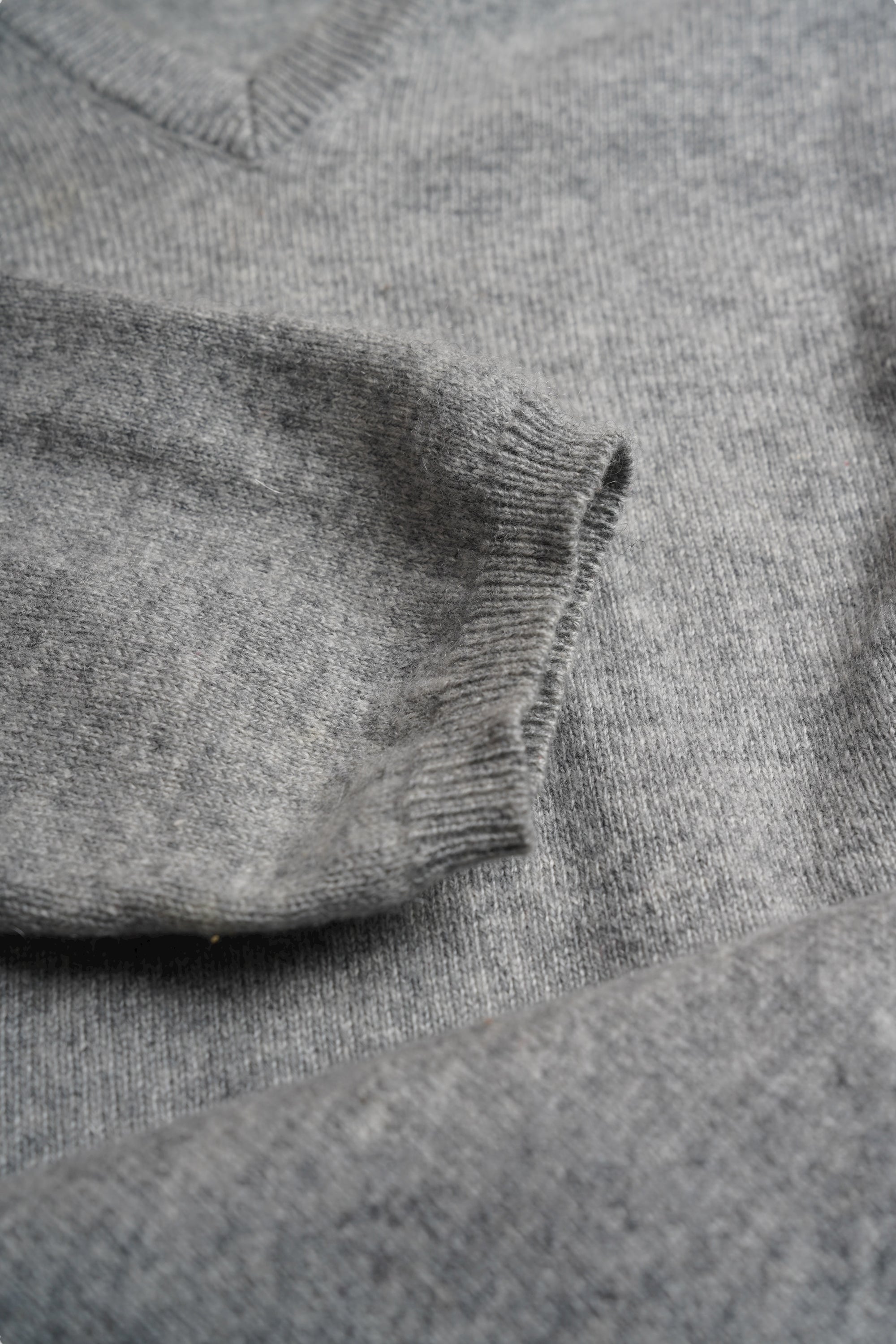 Brunello Cucinelli Pullover Kaschmir V-Neck grau mit Wildleder Armpatches