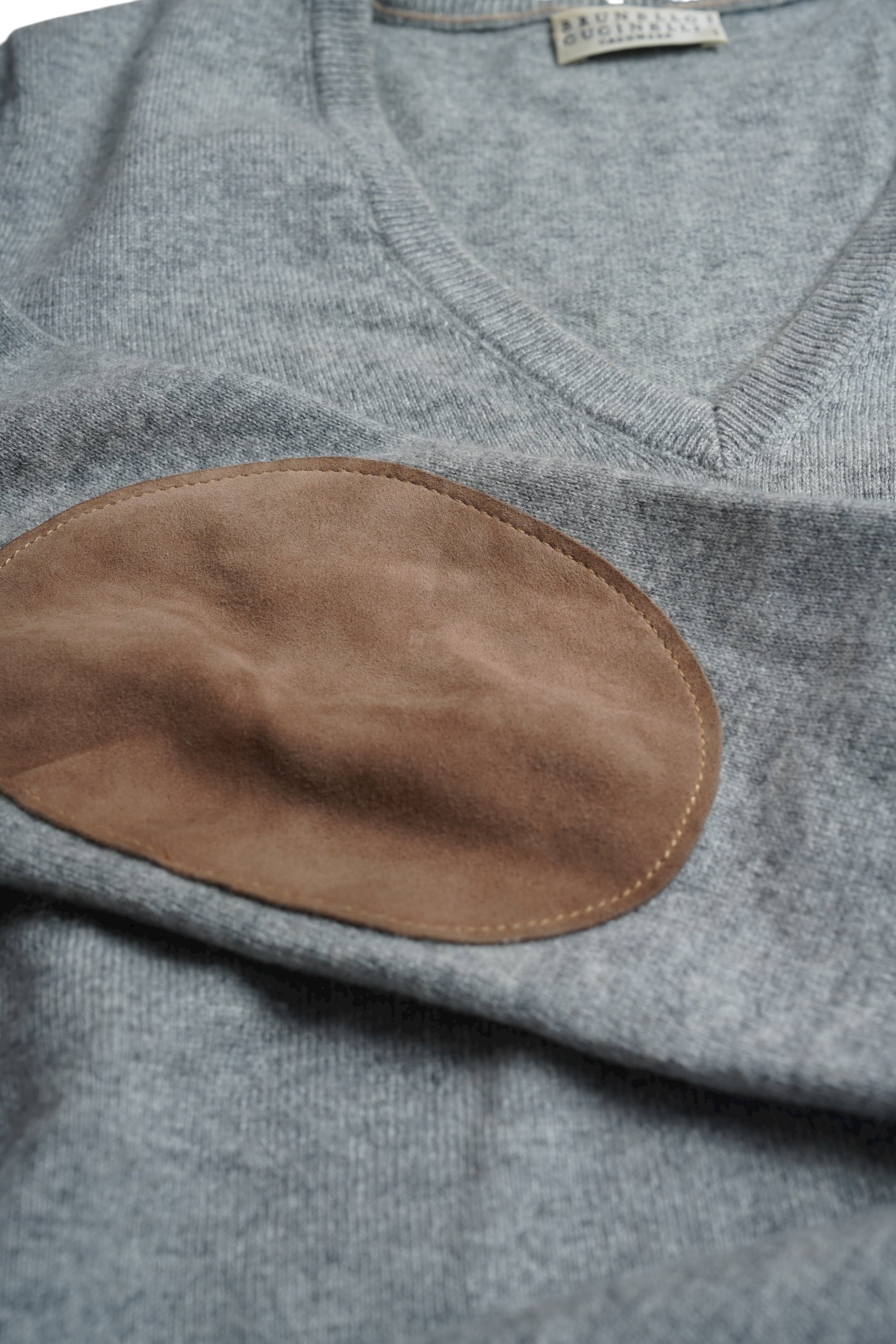 Brunello Cucinelli Pullover Kaschmir V-Neck grau mit Wildleder Armpatches