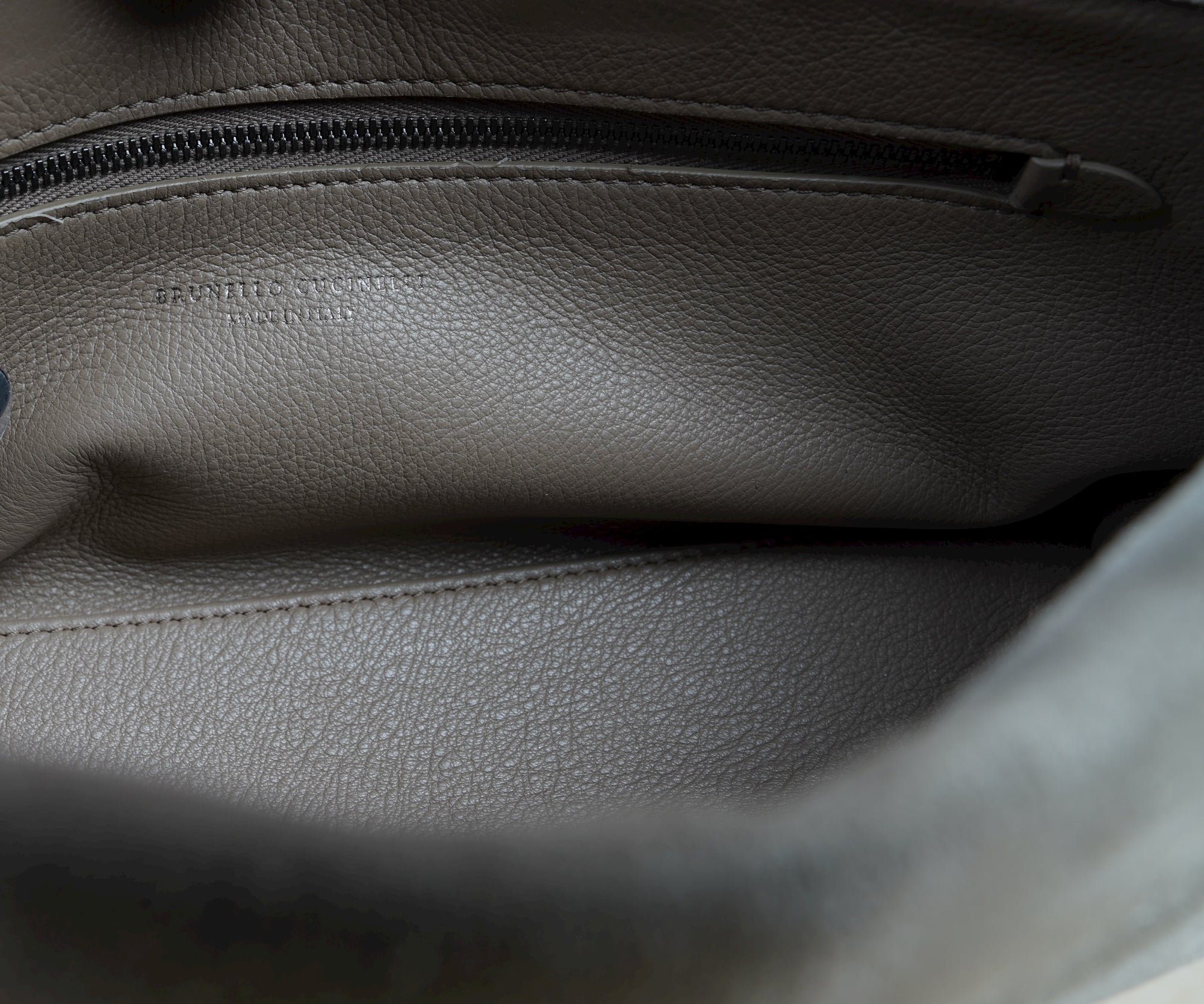 Brunello Cucinelli Essence Pouch aus Veloursleder Handtasche braun