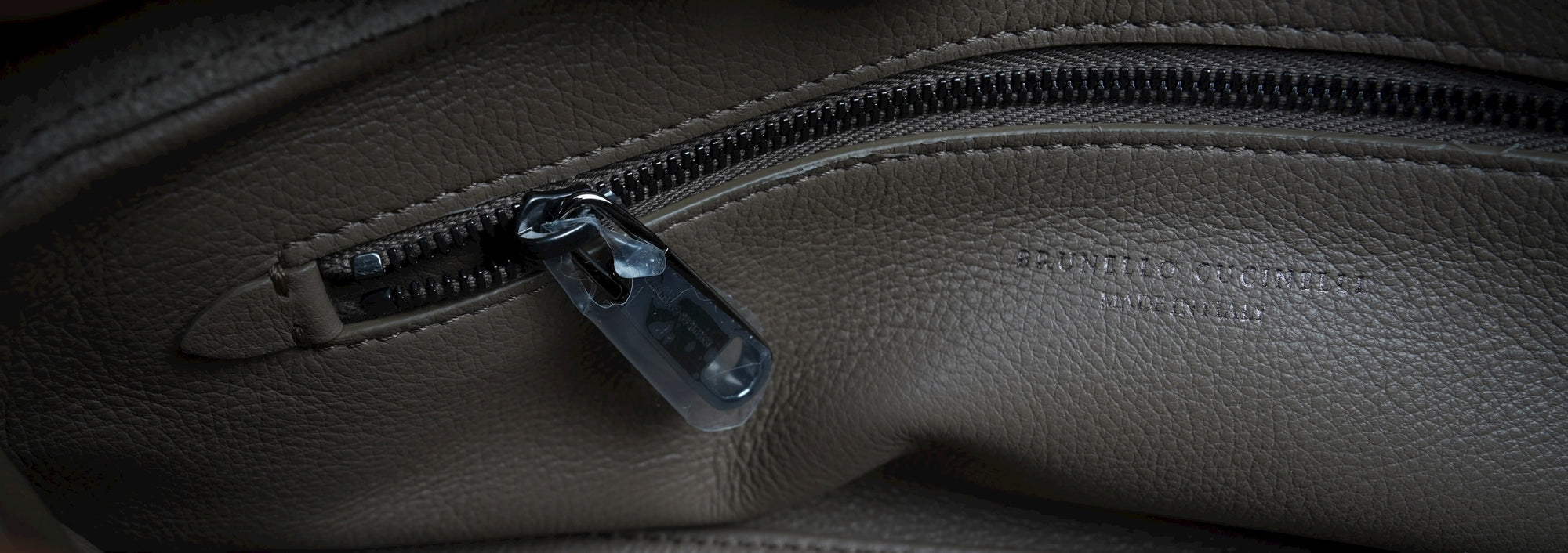 Brunello Cucinelli Essence Pouch aus Veloursleder Handtasche braun